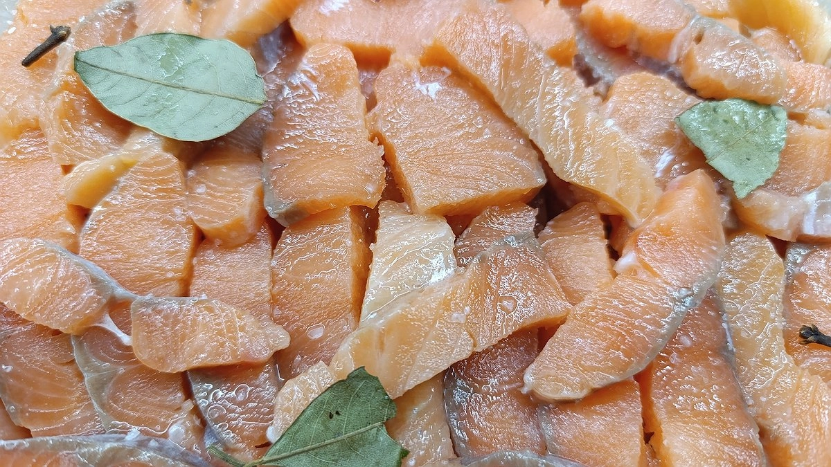 Главная картинка новости: Солю рыбу сама уже много лет. Делюсь рецептом, после которого не захочется покупать в магазине