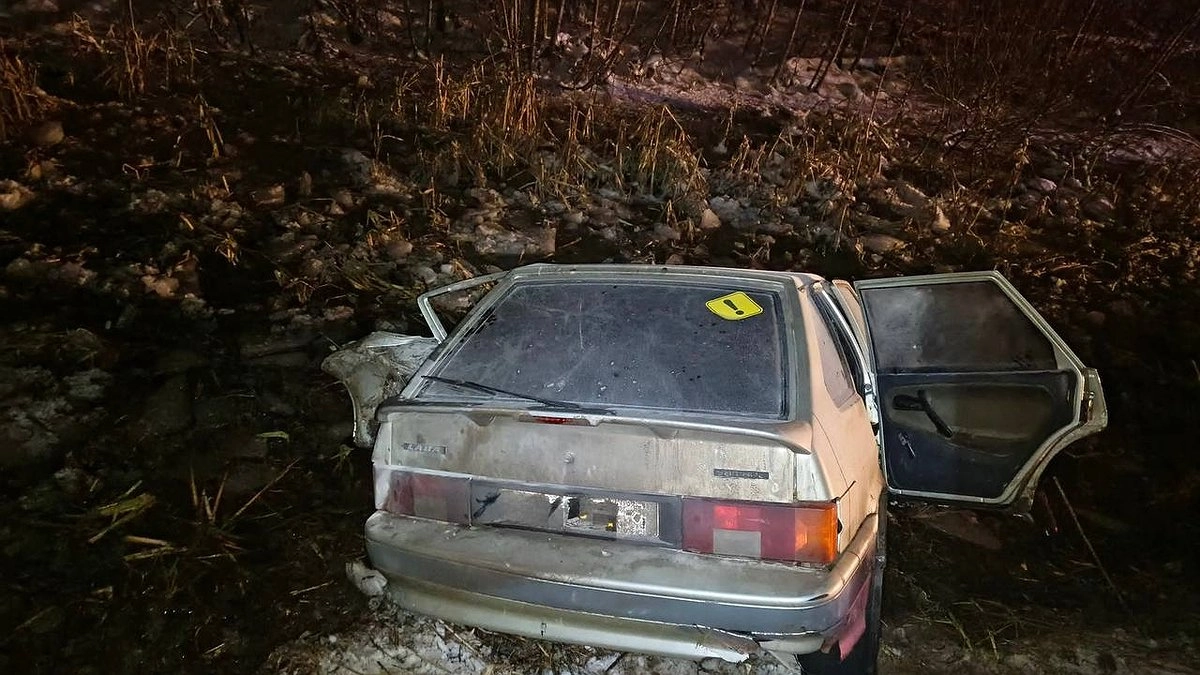 Главная картинка новости: В Юрьянском районе ВАЗ налетел на грузовик и съехал в кювет: пострадали трое