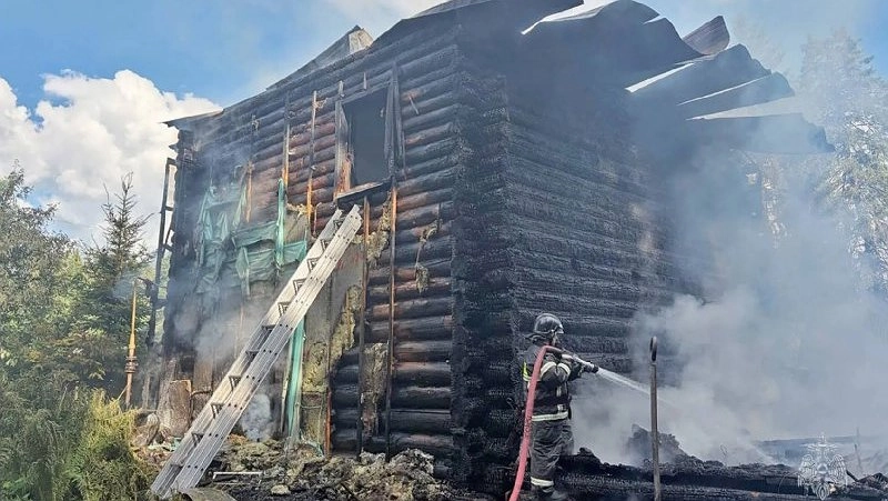 Двухэтажный дом с людьми вспыхнул под Кирово-Чепецком: есть погибший