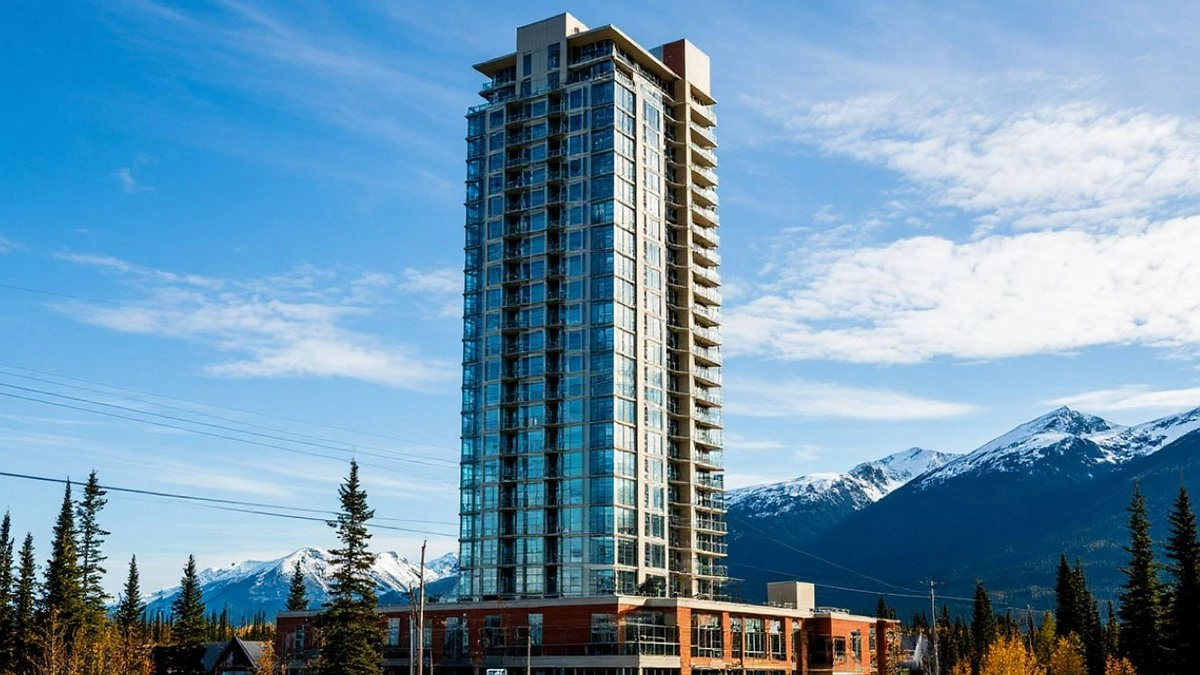 Главная картинка новости: Самый необычный город - все живут в одной многоэтажке. И церковь есть, и почта - мир не перестает удивлять