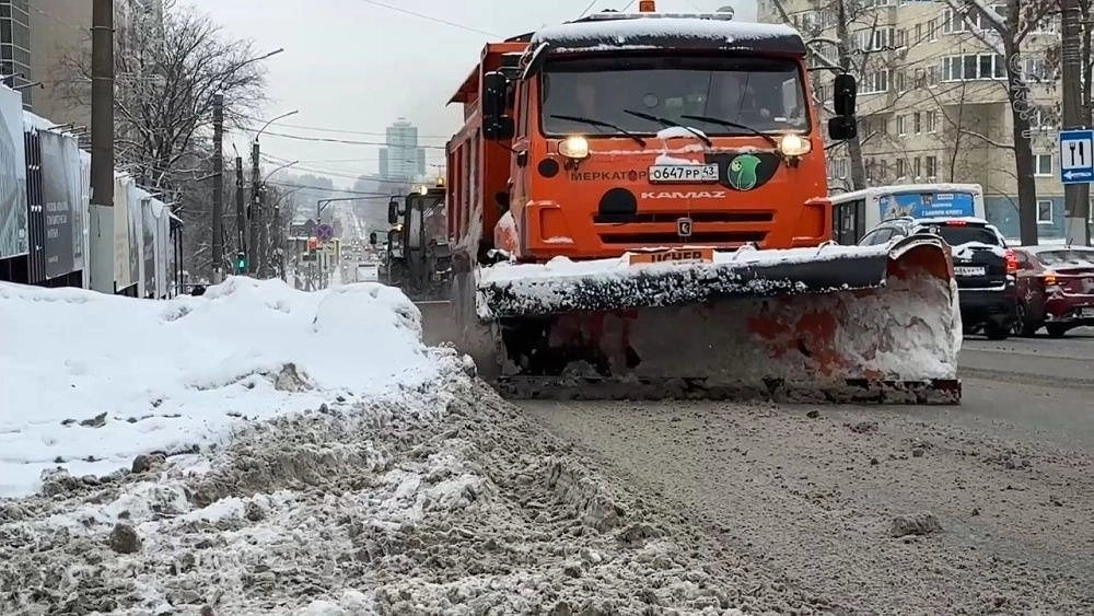 Кировчане помогают администрации чистить улицы и тротуары от снега