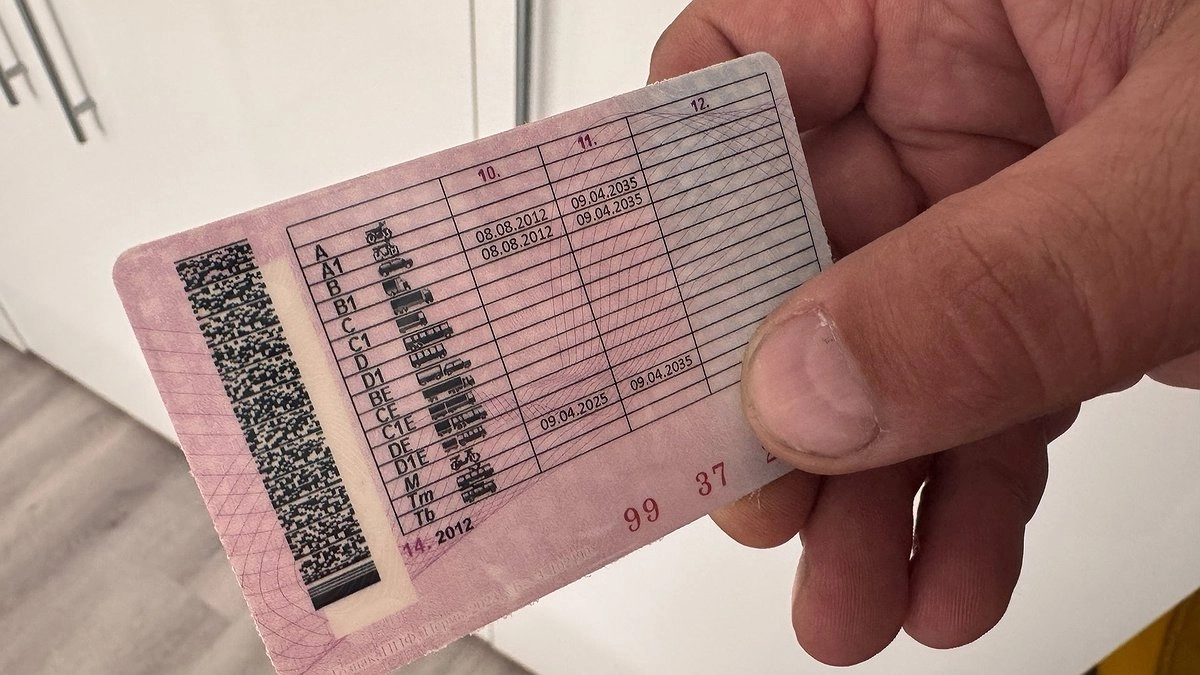 Водителей с 10-летним стажем обяжут пересдавать права летом: иначе заплатите штраф 30 000 рублей