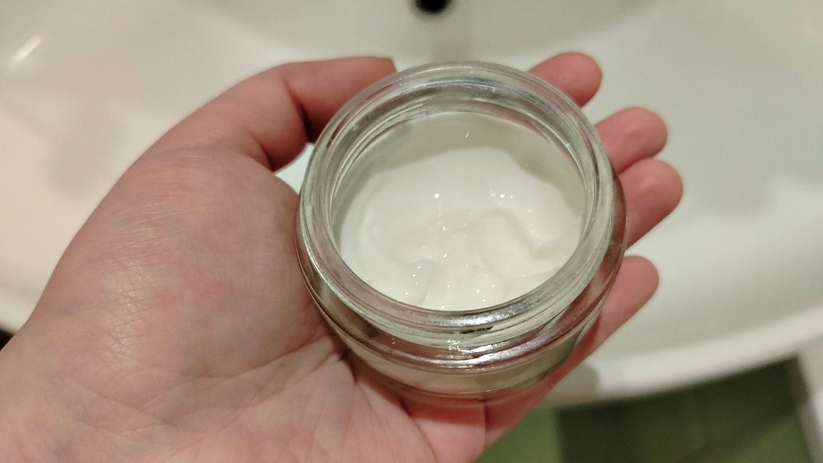 Не каждый крем работает: косметологи объяснили, какие 5 ингредиентов действительно помогают коже вокруг глаз