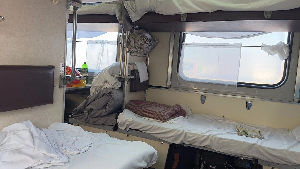 "Подвиньтесь! Мне нужно больше места": хамоватая блондинка придумала правила проезда в плацкарте, но ее быстро поставили на место