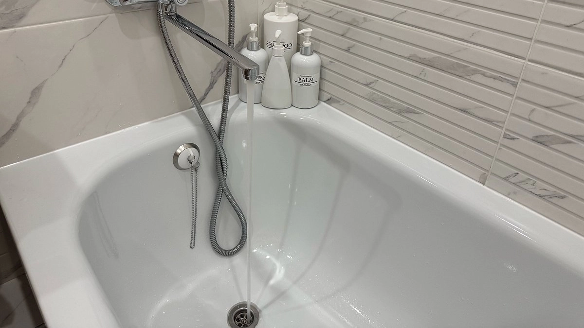 3 капли на губку - и через 10 минут ванна белее первых подснежников: сверкает даже в темноте