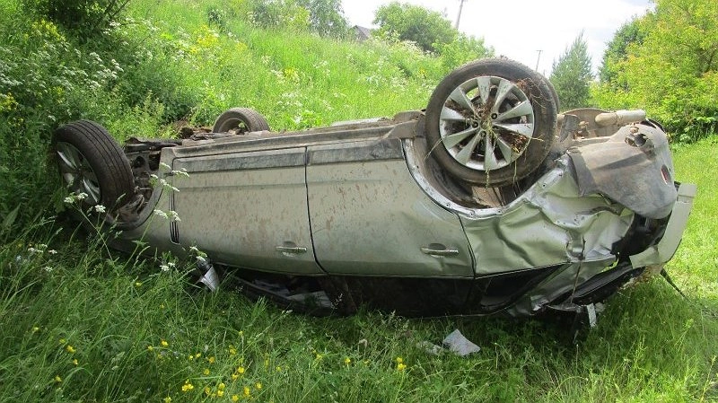 Перевернутую иномарку с двумя людьми нашли под Слободским