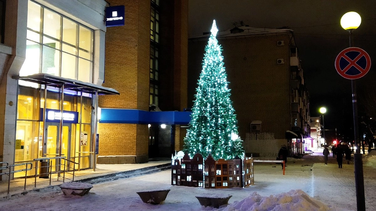 Горадминистрация ищет подрядчика для установки шести новогодних елей в Кирове