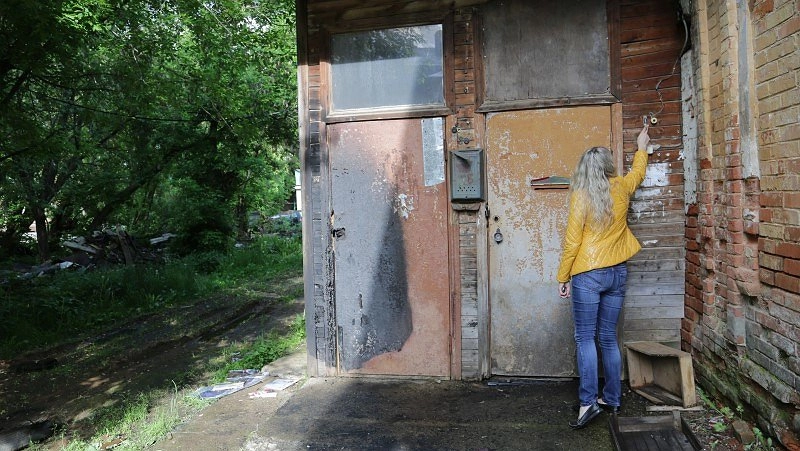 В Кирове семья с младенцем 10 лет жила в прогнившем доме