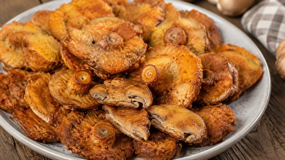 Рыжики в кляре вкуснее мяса: хрустящая корочка снаружи и сочная грибная мякоть внутри — готовьте, пока сезон не закончился
