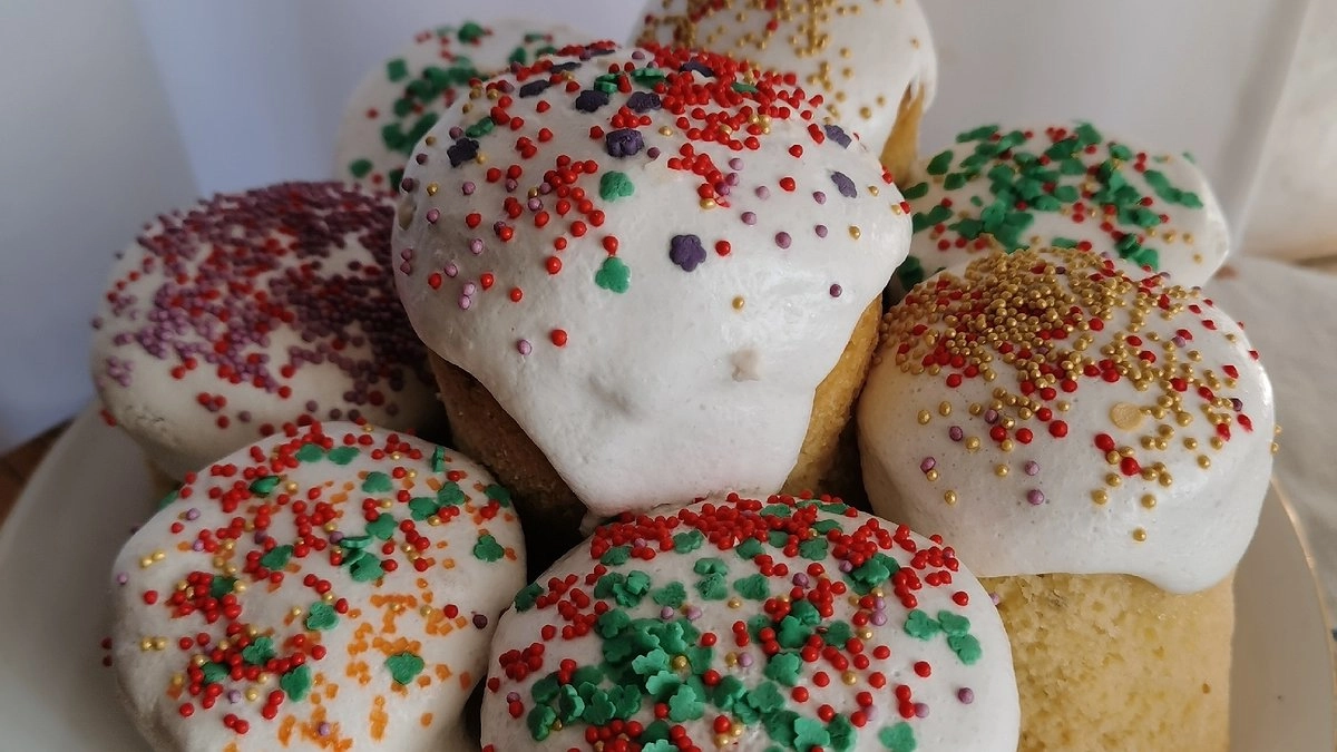 Кулич без глазури: кулинары массово переходят на макаронаж в 2026 году - и вот почему