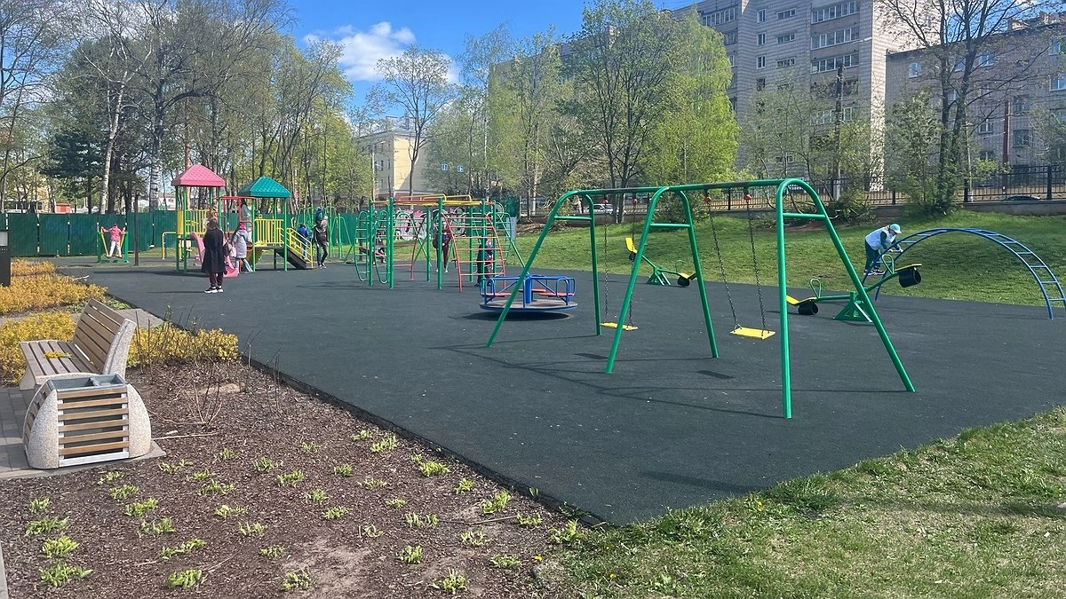 У Вятской филармонии старый детский комплекс заменят на новый