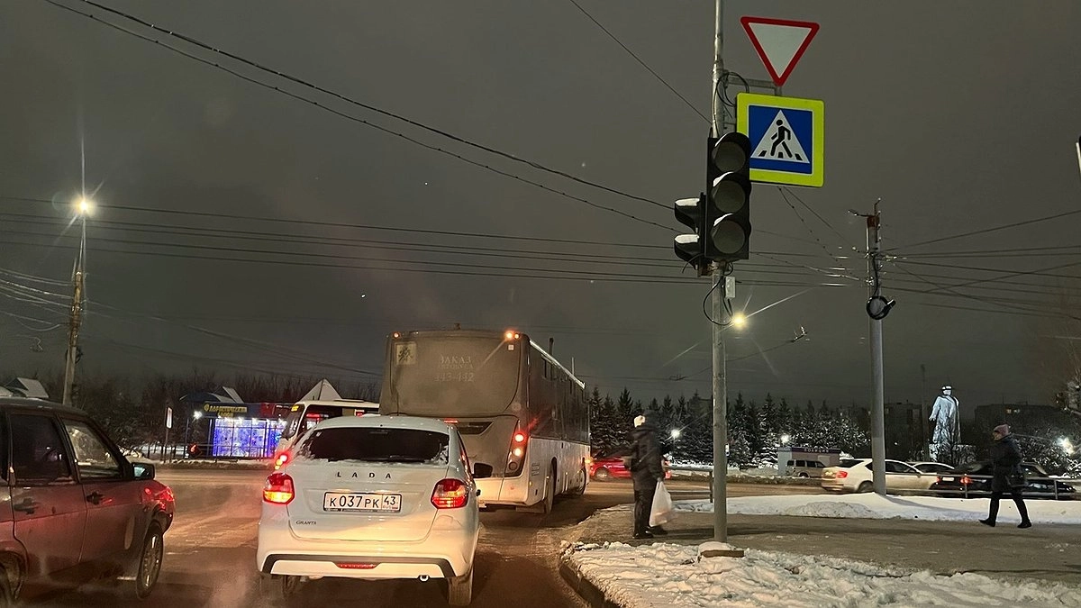 В Кирове на перекрестке Московской и Производственной не работает светофор