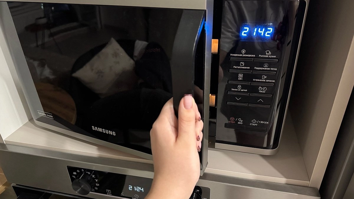 Главная картинка новости: 1 ложка в миску — через 3 минуты микроволновка чище новой: никакого запаха и жира