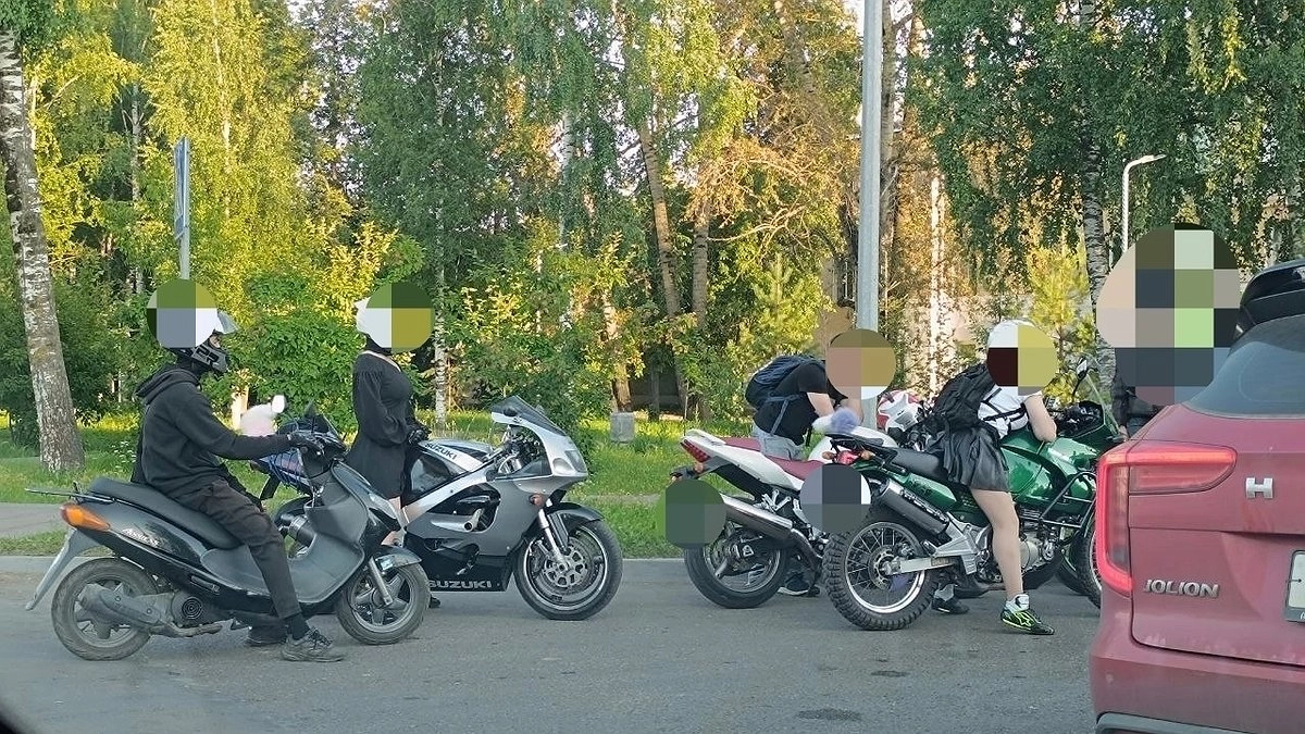 "Целую колонку заняли!": водители машин и байкеры в Кирове делят заправку