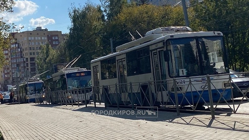 Обесточенные троллейбусы перегородили центральную улицу в Кирове
