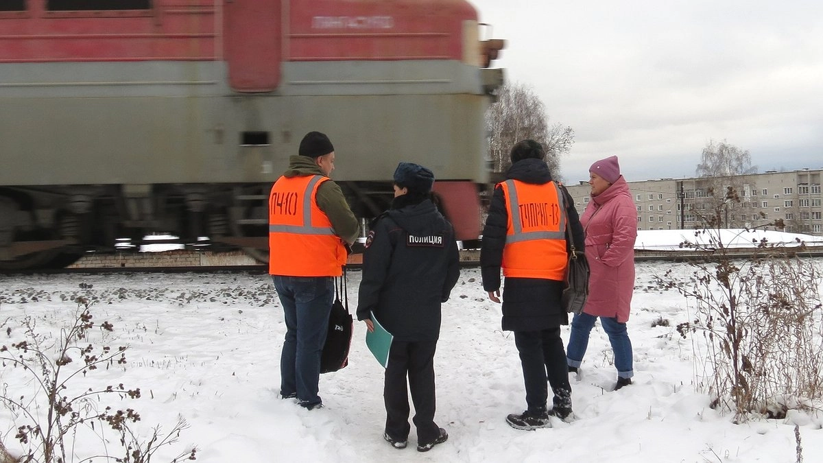 На переезде в Нововятске под поезд попали два человека