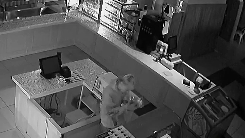 Голодный кировчанин украл продукты из столовой и засветился на видео