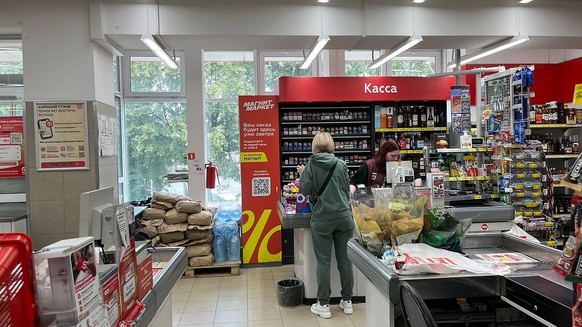 Просрочка, кражи и камеры — как супермаркеты зарабатывают на покупателях и своих работниках