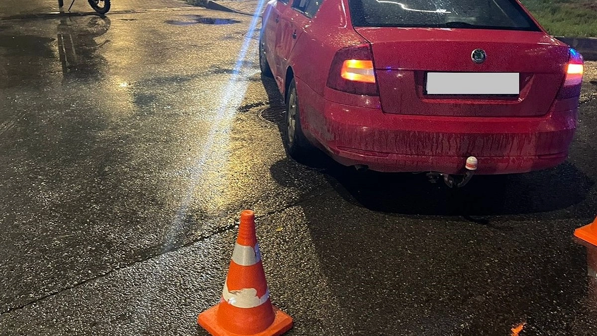 В Кирове на улице Блюхера Skoda столкнулась с мотоциклом: пострадали двое детей