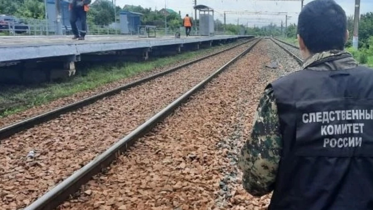 Под поездом трагически погиб житель Кировской области