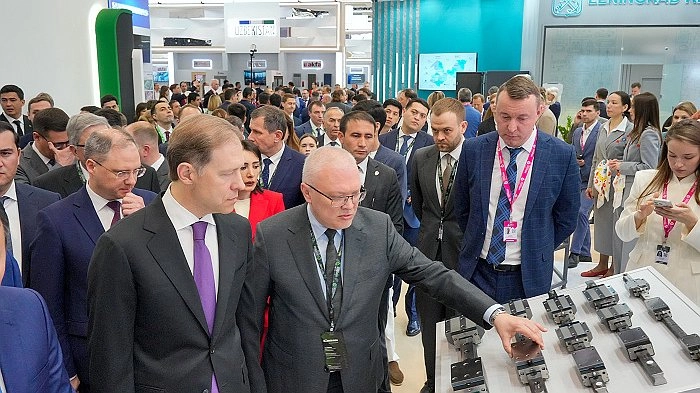 Вице-премьеру Денису Мантурову представили кировскую продукцию для высокоточных станков