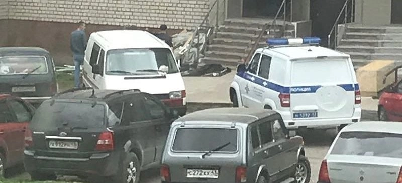 Появилась информация о женщине, которая выпала с балкона дома на Филейке