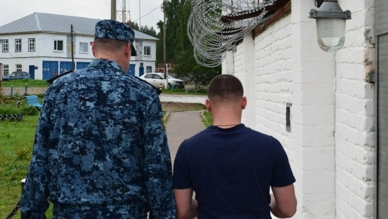 Запрещенные предметы нашли в посылке одному из заключенных в кировской колонии