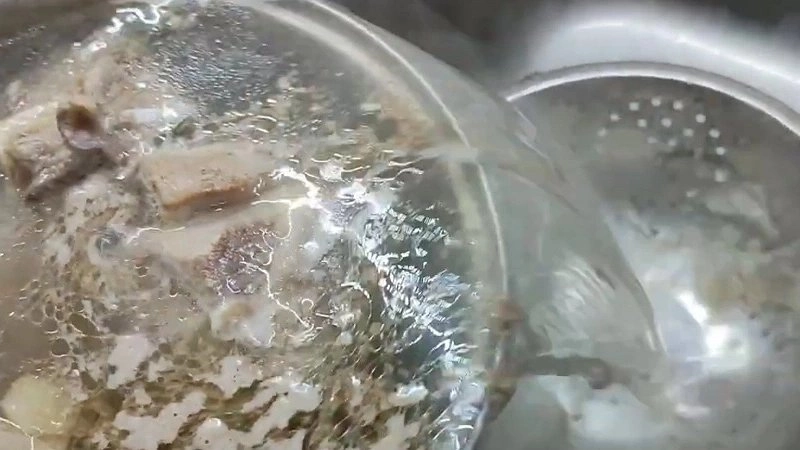 Нужно ли сливать первую воду при варке мяса: закрыл вопрос опытный шеф-повар