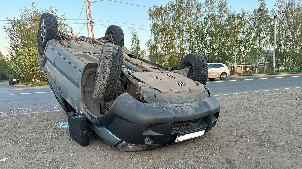 В Кирове на Щорса столкнулись "Лада" и "Хендай": иномарка перевернулась