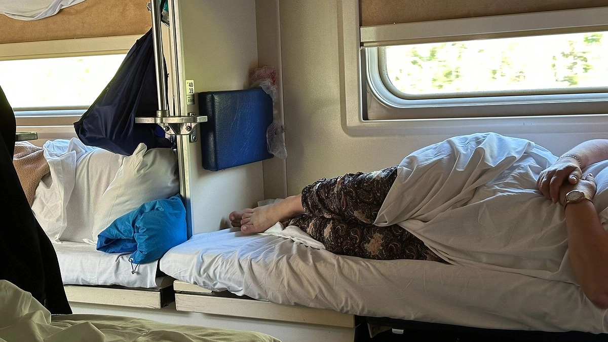 "Захожу в поезд в 3 ночи, а на моей полке уже храпит чужая бабушка": честная история, которая довела до слёз туристов