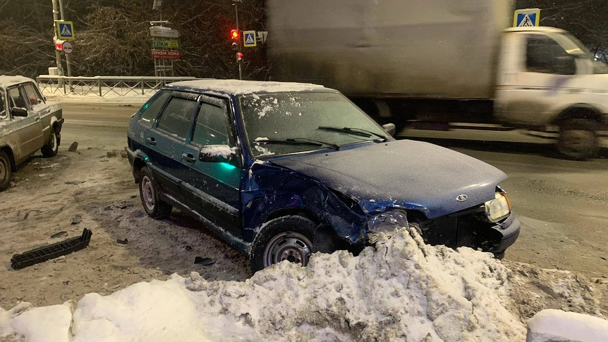 Главная картинка новости: Двое молодых людей пострадали в столкновении двух ВАЗов на Слободском тракте в Кирове