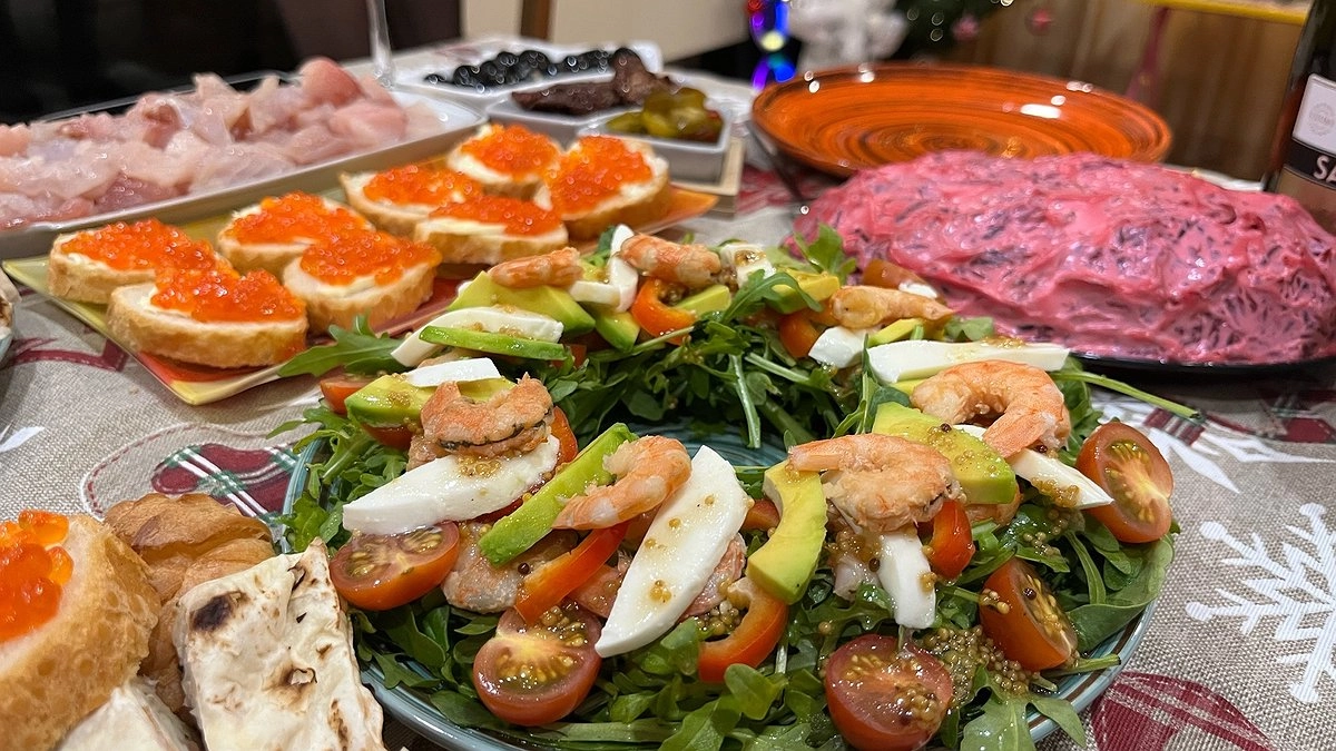 Чтобы привлечь удачу Огненной Лошади, нужно обязательно поставить на новогодний стол-2026 это