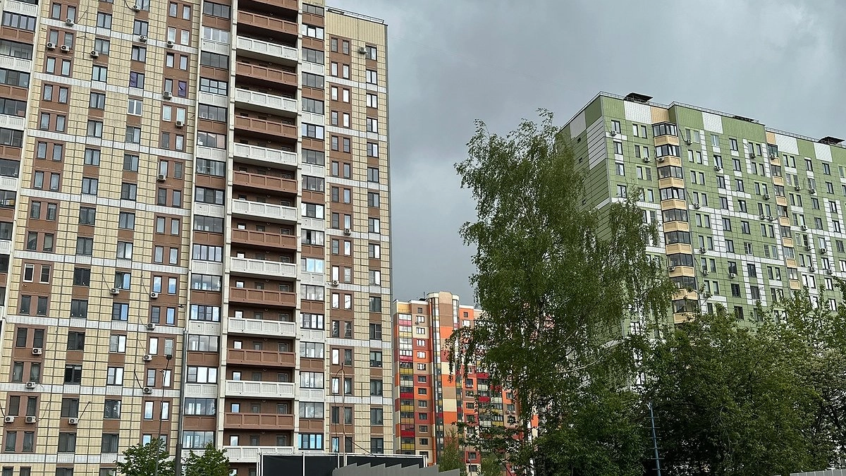Заброшенные квартиры Москвы: почему люди бросили дома, оставив там личные вещи, мебель и технику?