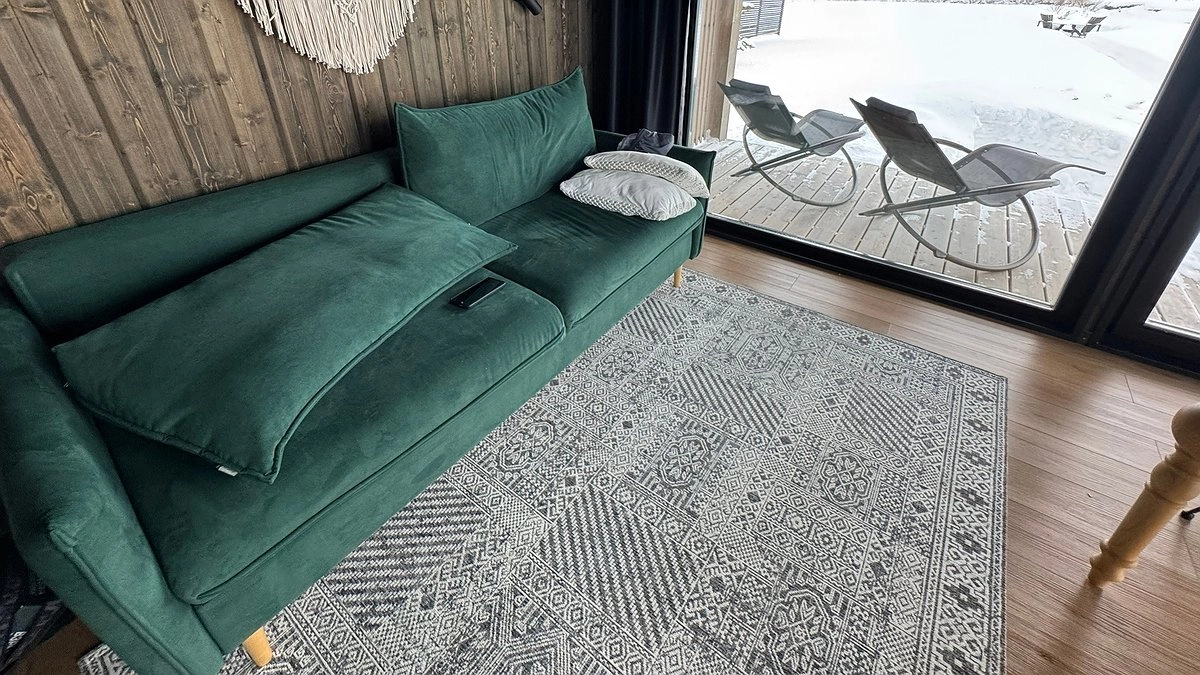 Главная картинка новости: Ковер на полу уже прошлый век: дизайнеры назвали покрытие, которое выбирают в 2026 году