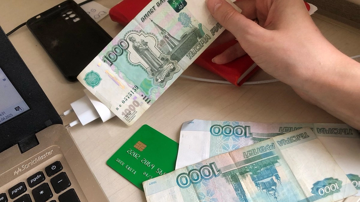 Главная картинка новости: Оставили на карте 2000 рублей и забыли? Через год может не остаться ничего - вот почему