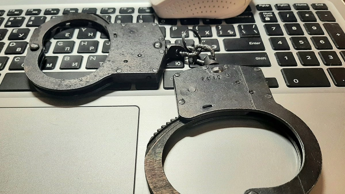 Главная картинка новости: В Кирове прокуратура пытается взыскать с «дропперов» более 1,8 млн рублей