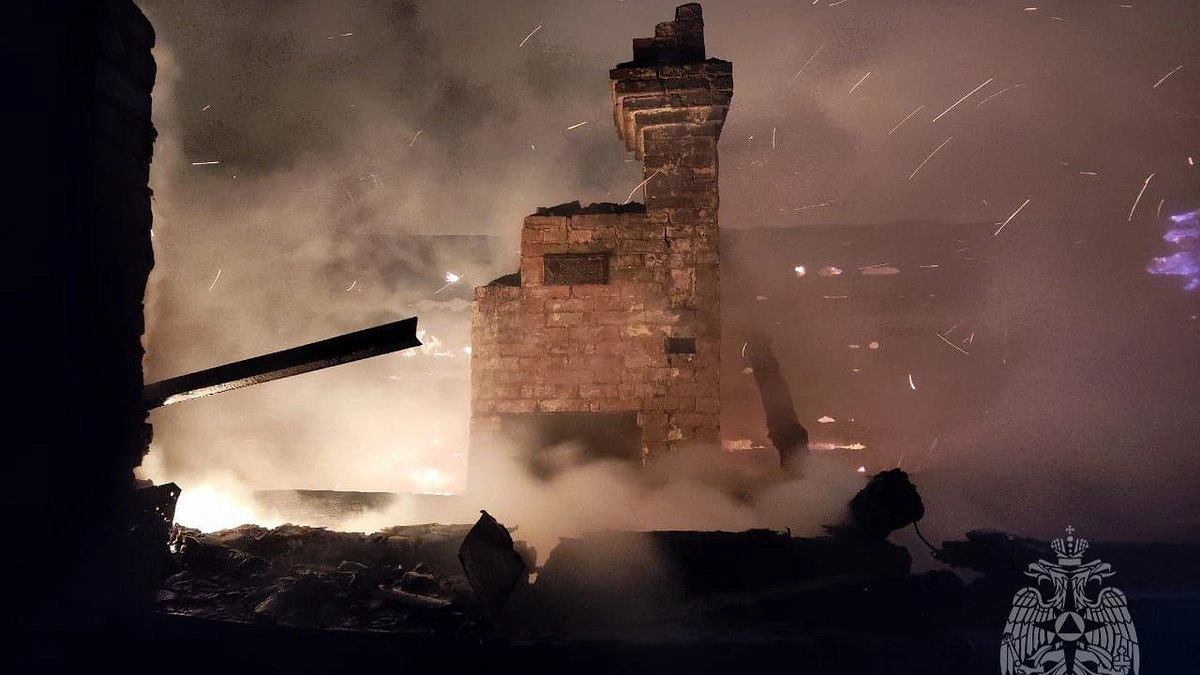 В Сунском районе в сгоревшем четырехквартирном доме нашли тела двух людей