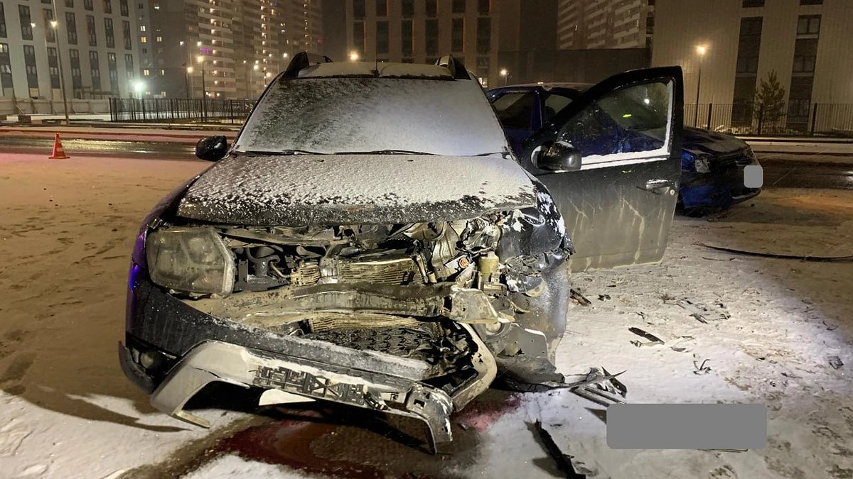 Два Renault столкнулись в Кирове на улице Московской: дорогу не поделили Logan и Duster