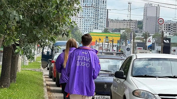 Чем помогают водителям волонтеры на заправках в Кирове