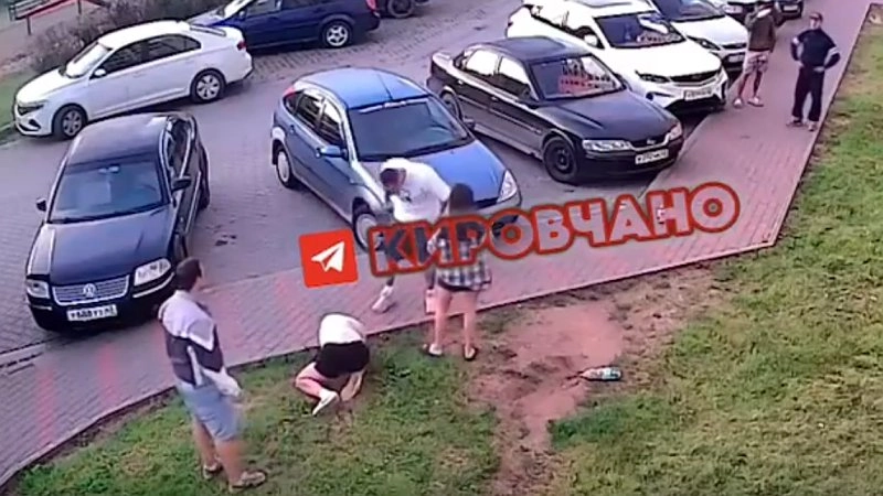 Избиение лежащего кировчанина попало на камеру