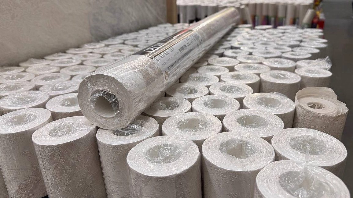 Сколько стоит поклейка обоев в 2026: почему за одну комнату платят 15 тысяч, а за другую - все 80