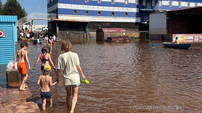 В Кирове затопило пляж у Титаника: фоторепортаж