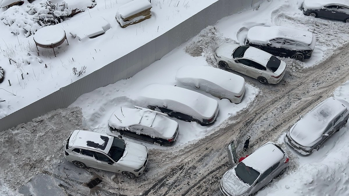Главная картинка новости: Парковка не спасёт: инспекторы ГАИ ловят водителей во дворах, чтобы оштрафовать – закон не поможет и вот почему