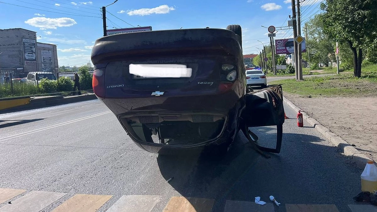 В Кирове на Ломоносова произошло массовое ДТП с участием "КамАЗа"