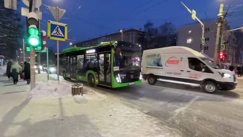 Главная картинка новости: Сразу на пять маршрутов в Кирове вышли новые автобусы