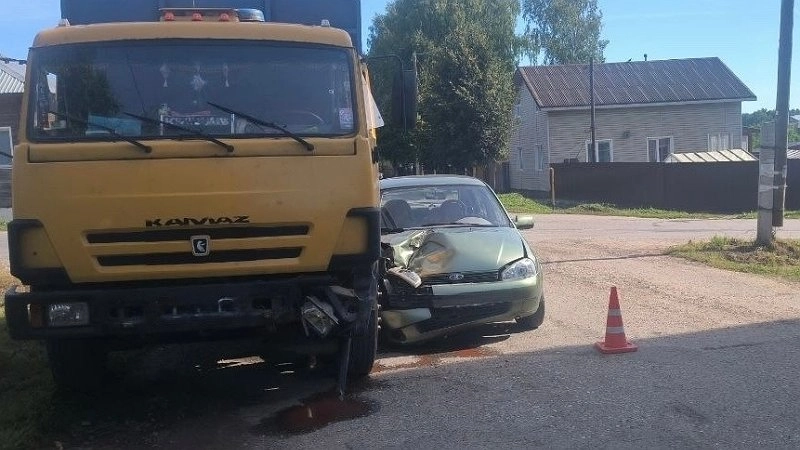 Пьяный водитель Камаза подмял легковушку с дедушкой и бабушкой в Нолинске