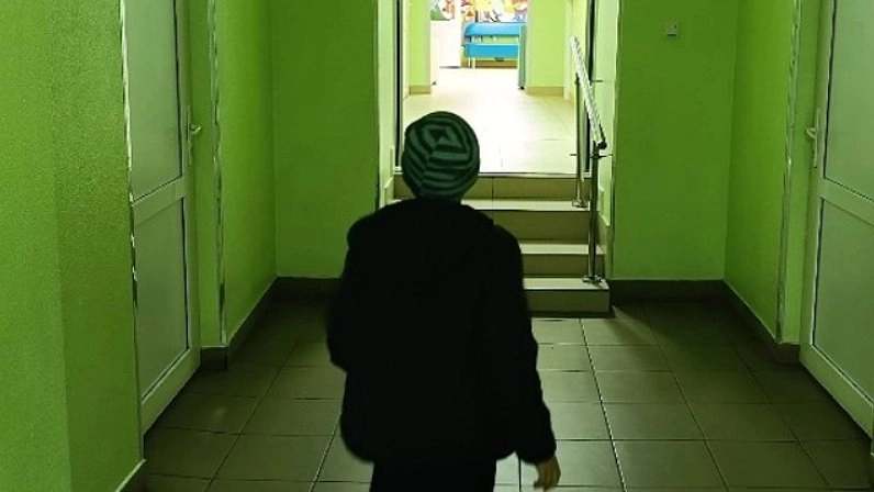 В кировской квартире нашли трех маленьких детей без матери