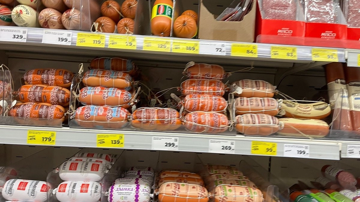 Бумажный фарш, ни грамма мяса: Росконтроль назвал бренды колбасы, которые лучше не брать даже с 50% скидкой