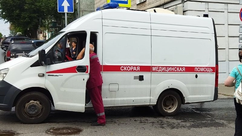 Женщина на иномарке влетела в дорожный знак после ДТП с КамАЗом под Вятскими Полянами
