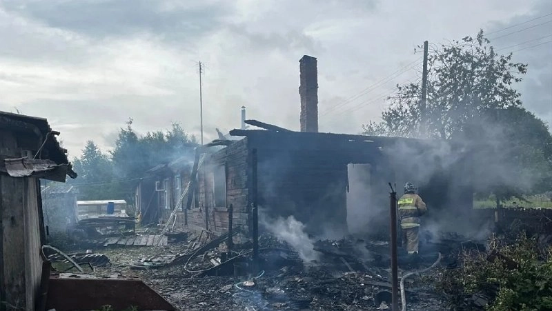 Пожар спалил дом вместе с человеком под Кировом